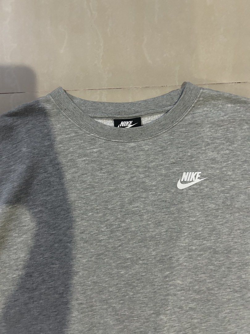 Nike Grey Cropped Sweatshirt Size S (Category: Coats, Jackets and Outerwear) located in San Fernando. Submitted by thrift_lang_ni_kim (Listing ID 1470333038, Image 2). Description: ⬇️ DETAILS ⬇️ Nike Grey Cropped Sweatshirt Size S DIMENSIONS (INCHES) Width:22 Length:21 Best fit: L to XL (cropped fit) Color rate:9/10 Condition/Issue:Good condi Mine: ₱350 Minimum increment: ₱50 Already washed and ready to wear. 📌 Please check all photos carefully 