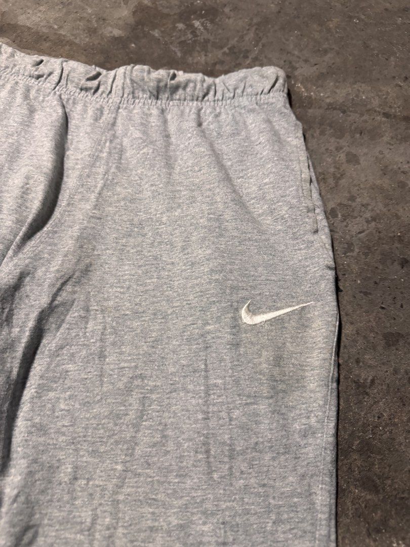 Nike grey short (Category: Shorts) located in Pasig City. Submitted by dripthrift1600 (Listing ID 1470315243, Image 3). Description: - Nike Grey short - Good condition - Issue: need wash - Sizes: M - Dimes: 28x18.