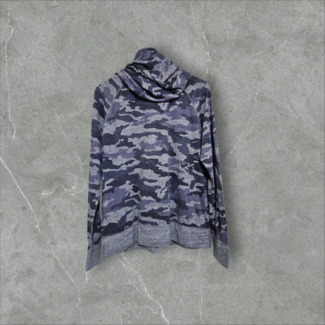 Nike heather camo gray hoodie (Category: Coats, Jackets and Outerwear) located in Baguio. Submitted by fadexquisite (Listing ID 1470279095, Image 2). Description: Nike heather camo gray hoodie Xlarge wmns 26x24 Excellent condition 400 plus ship fee.