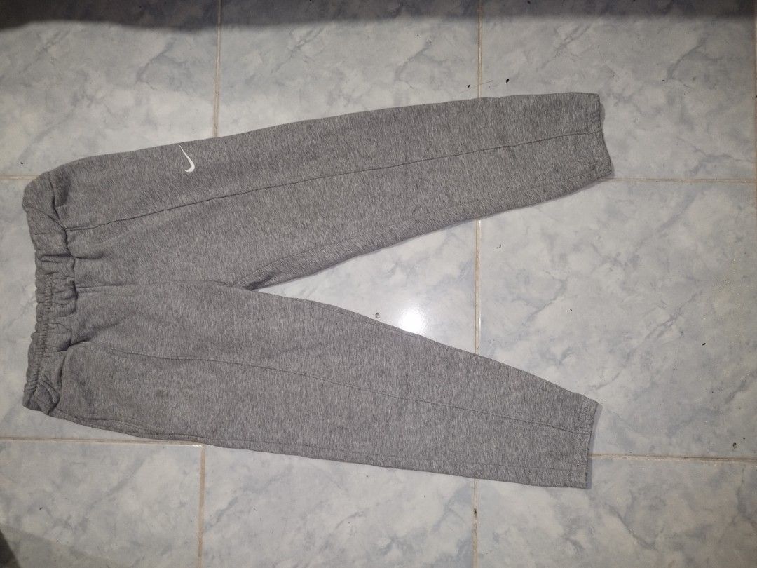 Nike Heather Grey Sweatpants Joggers (Category: Joggers) located in Tuguegarao City. Submitted by ZeevLim (Listing ID 1470347337, Image 3). Description: - Brand/Model: Nike Grey Heather Joggers - Material: Soft jersey fabric with cozy interior - Fit: Comfortable elastic waistband and relaxed everyday style - Details: Center seam on the front of each leg and embroidered white swoosh logo near the hip -30waist 35l.