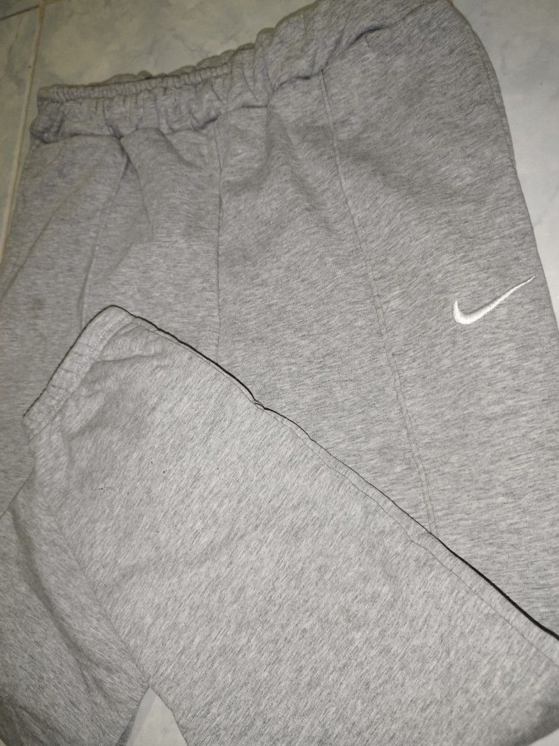 Nike Heather Grey Sweatpants Joggers (Category: Joggers) located in Tuguegarao City. Submitted by ZeevLim (Listing ID 1470347337, Image 2). Description: - Brand/Model: Nike Grey Heather Joggers - Material: Soft jersey fabric with cozy interior - Fit: Comfortable elastic waistband and relaxed everyday style - Details: Center seam on the front of each leg and embroidered white swoosh logo near the hip -30waist 35l.