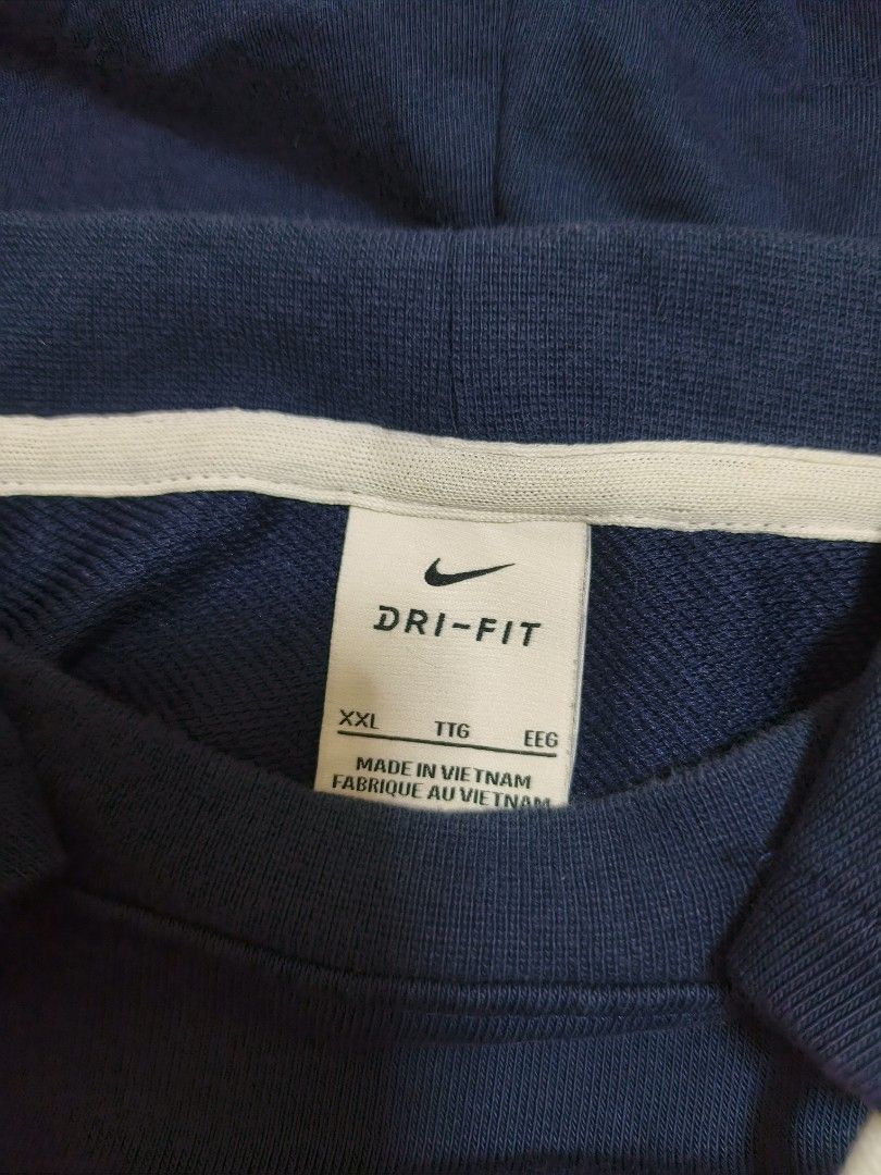 Nike hoodie (Category: Activewear) located in Siniloan. Submitted by talktotheroses (Listing ID 1470294360, Image 2). Description: no issue.
