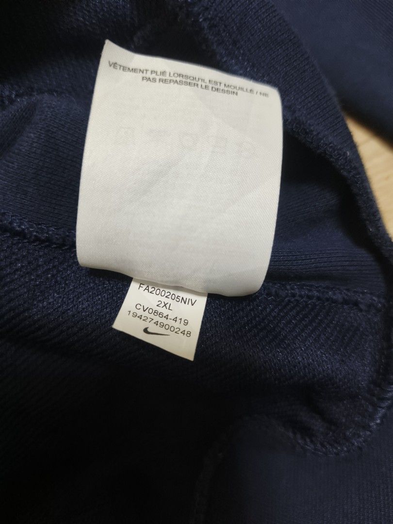 Nike hoodie (Category: Activewear) located in Siniloan. Submitted by talktotheroses (Listing ID 1470294360, Image 3). Description: no issue.