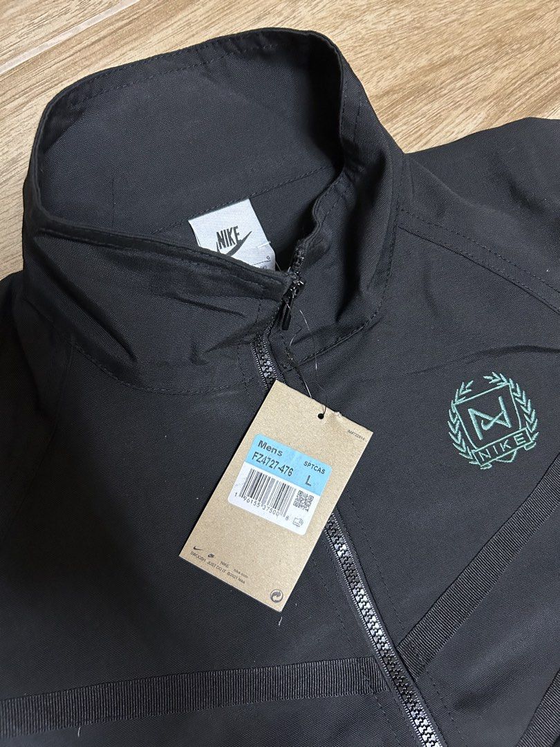 Nike jacket (Category: Coats, Jackets and Outerwear) located in Manila. Submitted by gieshack (Listing ID 1470268822, Image 1). Description: .