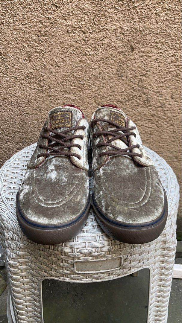 NIKE JANOSKI GAMUZA (Category: Dress Shoes) located in Manila. Submitted by lycheee13 (Listing ID 1470184841, Image 3). Description: NATAMBAK NALANG NO BOX NAIWAN SA DUBAI CAVITE LOC.