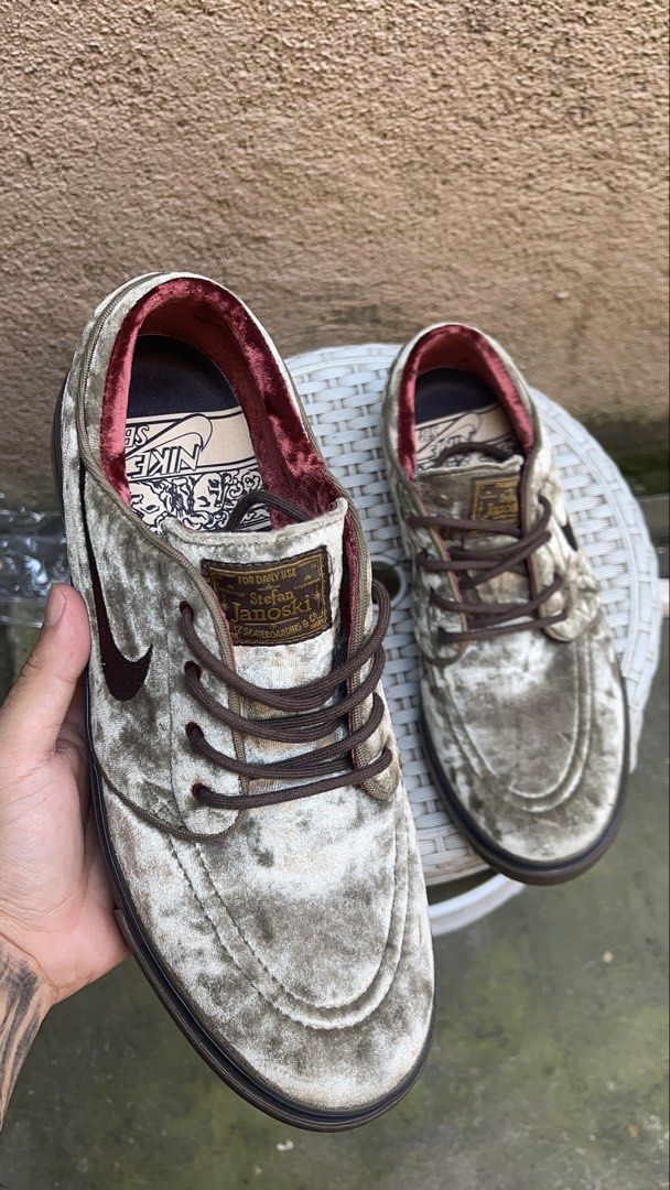 NIKE JANOSKI GAMUZA (Category: Dress Shoes) located in Manila. Submitted by lycheee13 (Listing ID 1470184841, Image 1). Description: NATAMBAK NALANG NO BOX NAIWAN SA DUBAI CAVITE LOC.