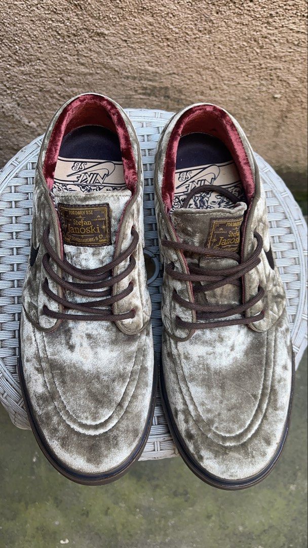 NIKE JANOSKI GAMUZA (Category: Dress Shoes) located in Manila. Submitted by lycheee13 (Listing ID 1470184841, Image 2). Description: NATAMBAK NALANG NO BOX NAIWAN SA DUBAI CAVITE LOC.