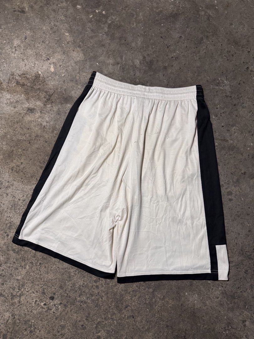 Nike jersey white short (Category: Shorts) located in Pasig City. Submitted by dripthrift1600 (Listing ID 1470316105, Image 2). Description: - Nike Jersey White short - Good condition - Issue: stain / needwash - Sizes: L - Dimes: 28x22.