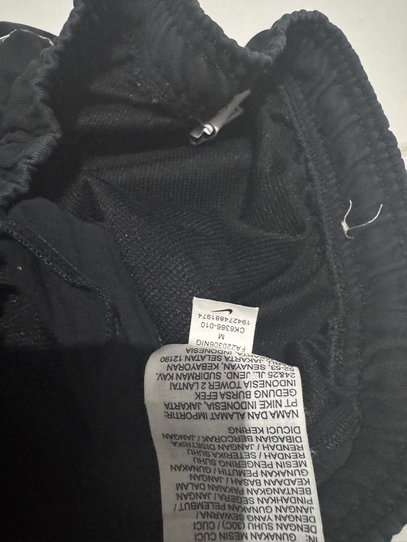 Nike Jogger Sweatpants (Category: Joggers) located in Manila. Submitted by ced.eyy (Listing ID 1470333044, Image 3). Description: NIKE JOGGER PANTS Size: Medium Condition: 9/10 Location: Calamba, Laguna DM to purchase! 📩 Tia..