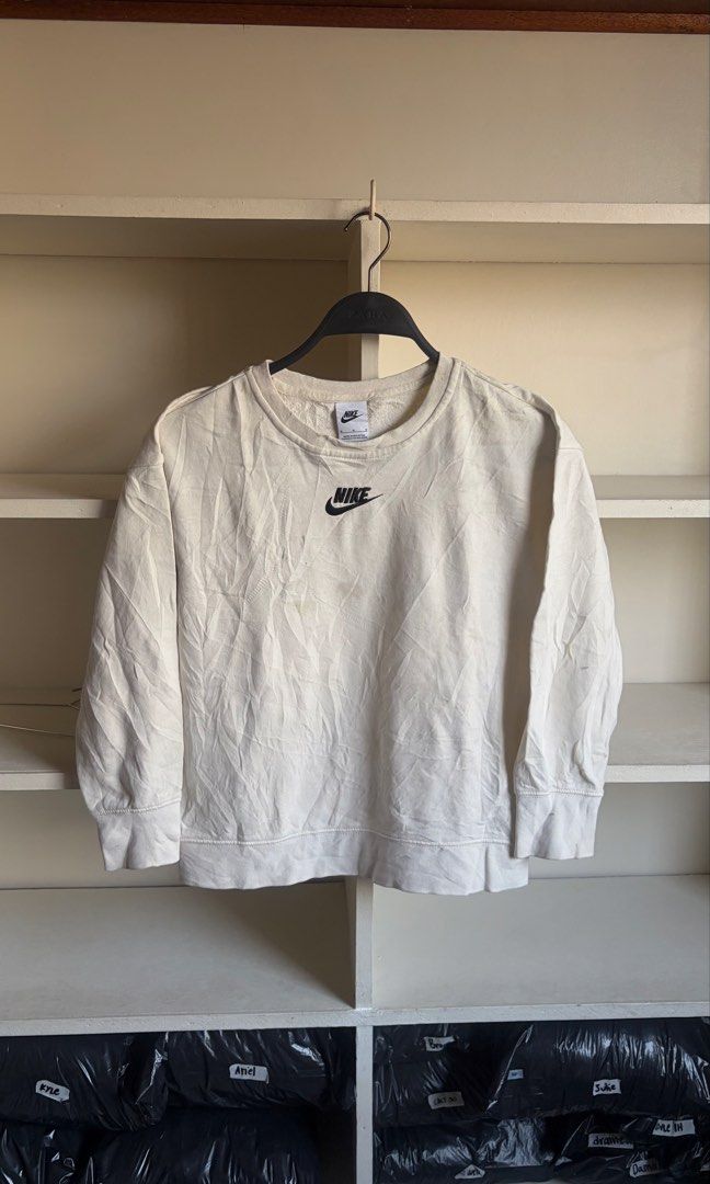 Nike Longsleeve Croptop (Category: Coats, Jackets and Outerwear) located in Manila. Submitted by _revault (Listing ID 1470297597, Image 1). Description: .