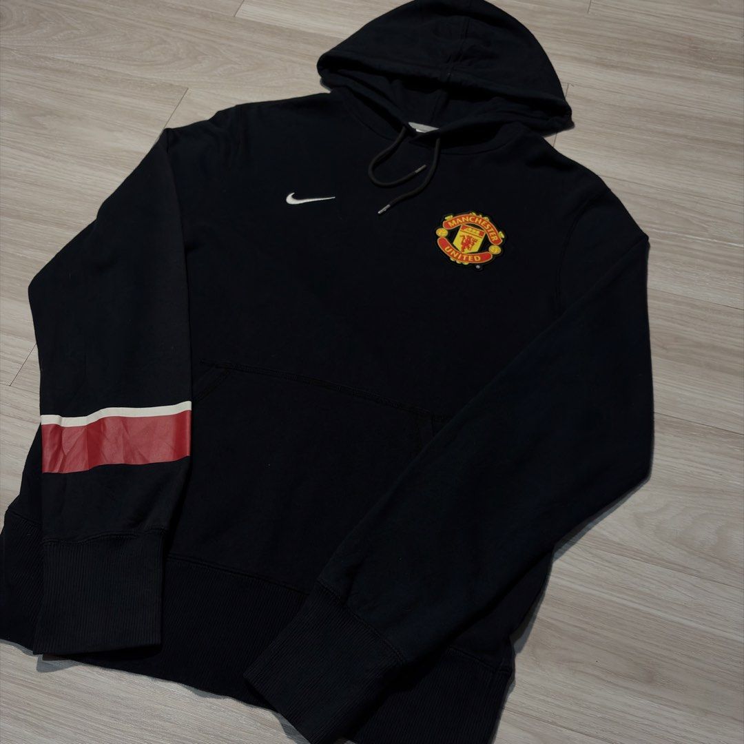 Nike Manchester Hoodie (Category: Coats, Jackets and Outerwear) located in Cavite. Submitted by latteroption (Listing ID 1470331835, Image 2). Description: Nike Manchester Hoodie issue: None Condition: 9/10 Size: M Length x Width: 28x22.