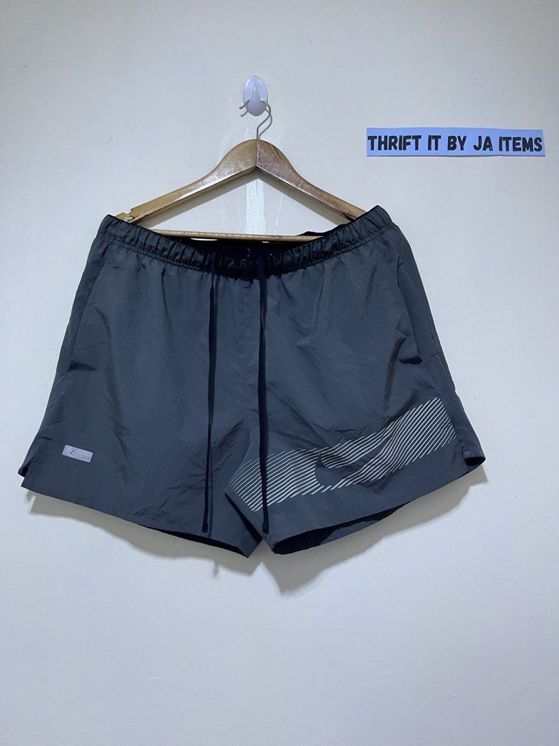 Nike Running Shorts Grey Athletic (Category: Shorts) located in Baguio. Submitted by jaitems22 (Listing ID 1470341732, Image 2). Description: ❌NO DETAILS/ PM = NO MINE 🔥NI....KEE CHALLENGER SHORT W/INNER UNDERWEAR 🔴Size :2XL ON TAG 🔴Dimension:W35-44 L16 🔴Issue: MAY KONTING DUMI - CHECK COMMENT BOX 🔴Condition:VERYGOOD TO EXCELLENT 🔴Color rate :9.5/10 💰MINE:530+SF (MINE NOW, PAY NOW).