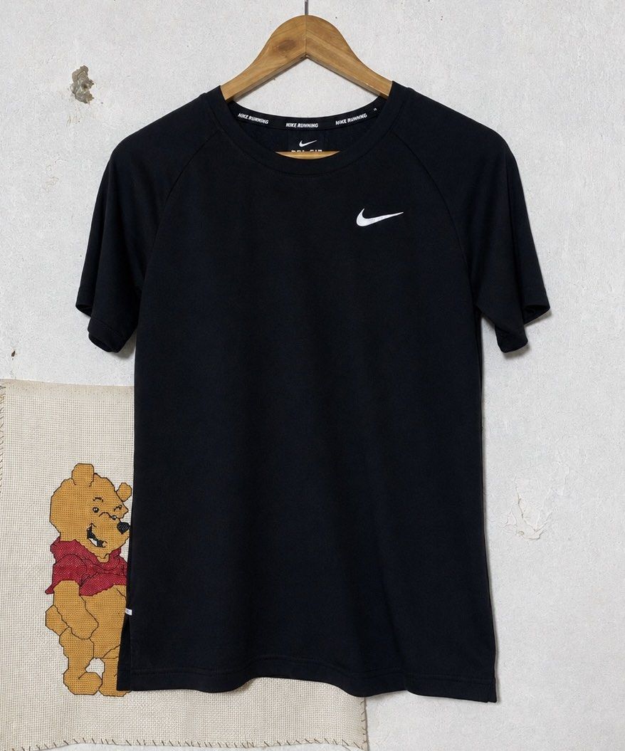 Nike Running Swoosh Side Logo Tee (Category: Shirts) located in Quezon City. Submitted by bunnyrack.co (Listing ID 1470154973, Image 1). Description: 📍commonwealth, qc 🚚 JNT/Lalamove .
