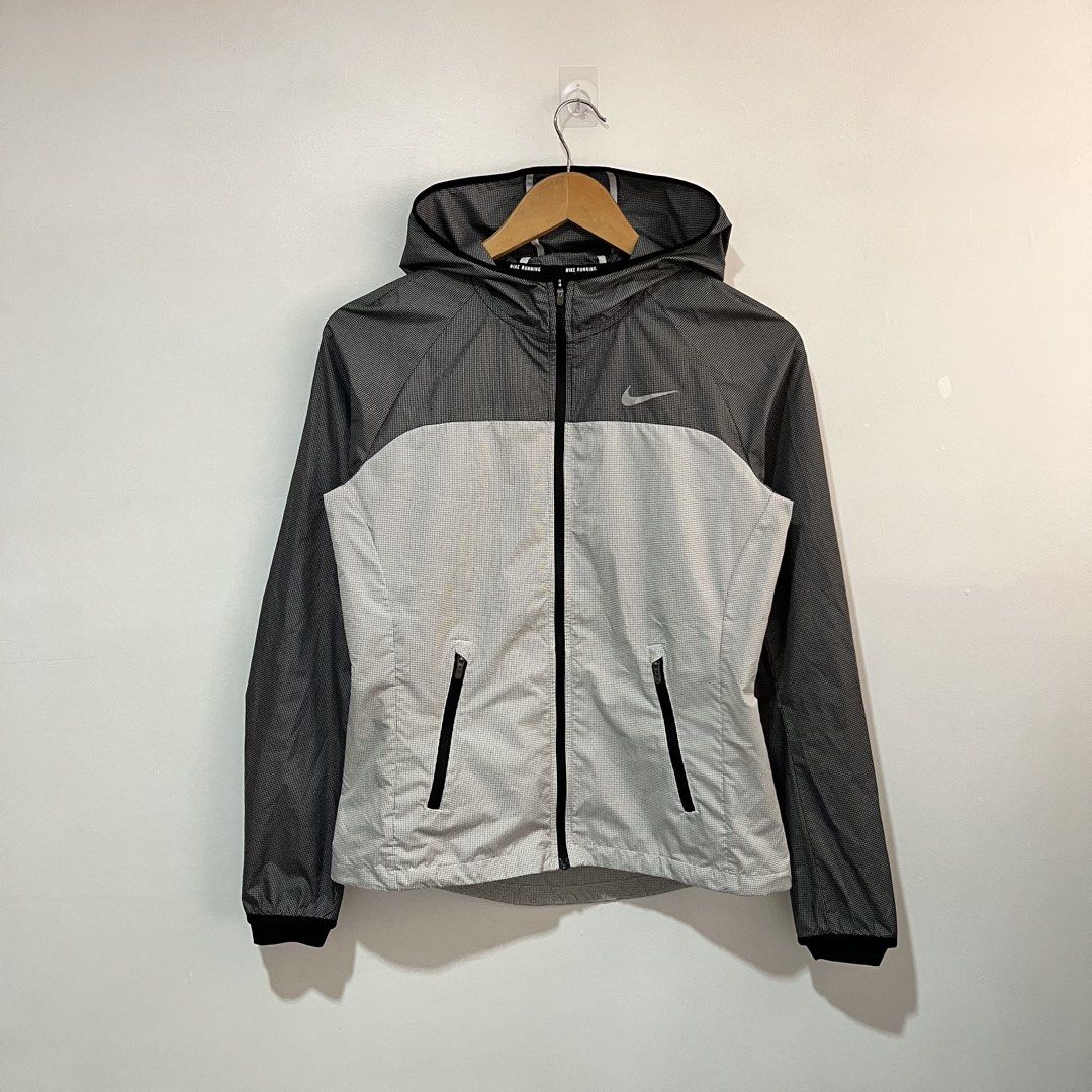 NIKE RUNNING WINDBREAKER‼️ (Category: Activewear) located in Cebu City. Submitted by clarkcamu68040 (Listing ID 1470200603, Image 1). Description: NIKE RUNNING WINDBREAKER‼️ AS NEW SIZE SMALL W 18 / L 23.5 COLORATE 10 / 10 ISSUE : ❌❌❌ PHP 780 + 90 SF 🛒🛒 📍CEBU ,CITY OF NAGA 🚚 J&T EXPRESS.