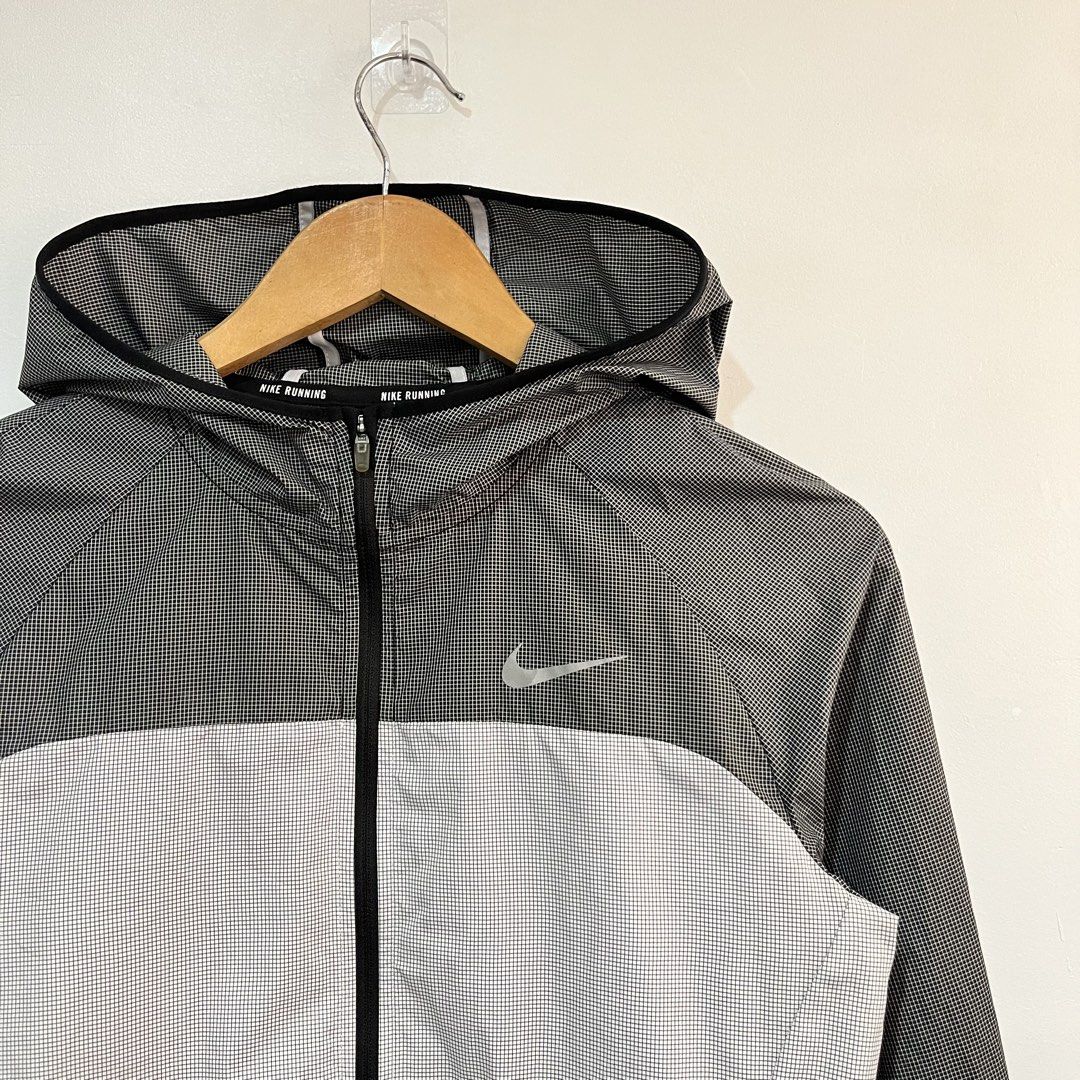 NIKE RUNNING WINDBREAKER‼️ (Category: Activewear) located in Cebu City. Submitted by clarkcamu68040 (Listing ID 1470200603, Image 2). Description: NIKE RUNNING WINDBREAKER‼️ AS NEW SIZE SMALL W 18 / L 23.5 COLORATE 10 / 10 ISSUE : ❌❌❌ PHP 780 + 90 SF 🛒🛒 📍CEBU ,CITY OF NAGA 🚚 J&T EXPRESS.