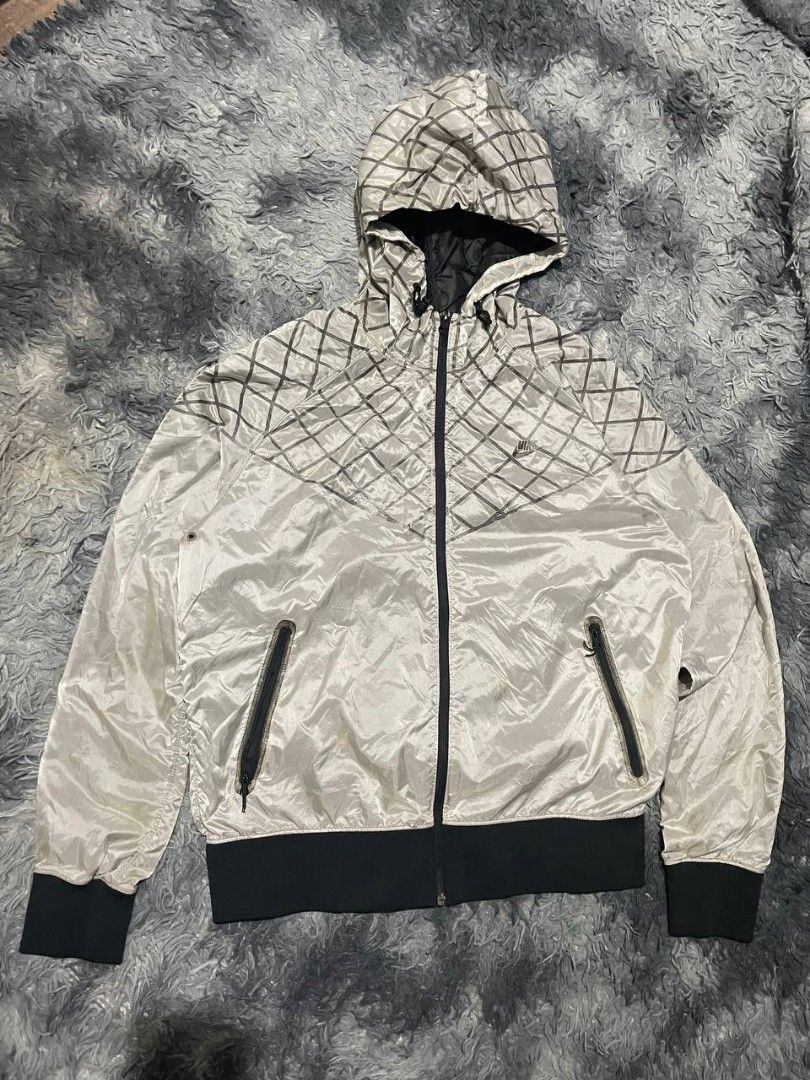 NIKE RUNNING WINDBREAKER JACKET (Category: Coats, Jackets and Outerwear) located in Manila. Submitted by garmentsreseller (Listing ID 1470297746, Image 1). Description: SIZE – XL WIDTH – 23 LENGTH - 27.