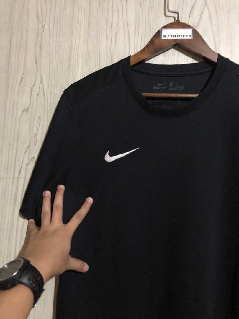 Nike shirt drifit (Category: Activewear) located in Ozamiz City. Submitted by mj_thrifts (Listing ID 1470266353, Image 3). Description: Nike black drifit W:21 x L:28.5 Excellent condition 9.5/10 480+sf.