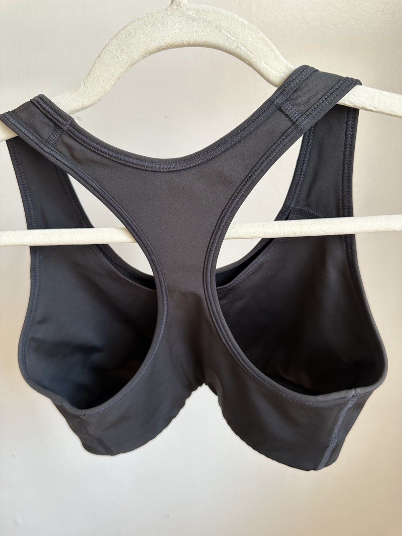 Nike Sports Bra (Category: Activewear) located in Cebu City. Submitted by diabriciaa (Listing ID 1470211764, Image 3). Description: Size: SMALL.