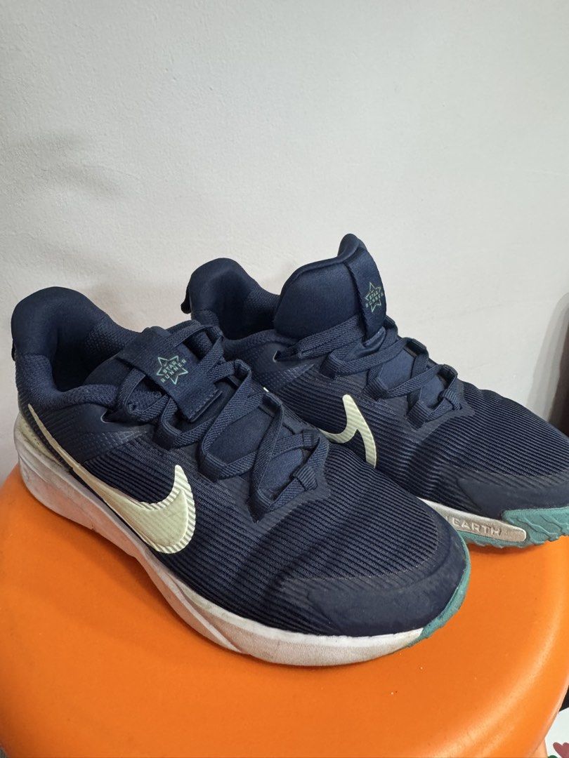 Nike Star Runner 04 Navy Blue Sneakers (Category: Babies & Kids Fashion) located in Valenzuela. Submitted by sofiasticated.decluttering (Listing ID 1470168234, Image 1). Description: - Brand: Nike Star Runner 4 - Size: US 2 /EU 33.5 - Color: Navy blue with light green accents and swoosh - Features: Star Runner logo text on tongue and heel pull tabs, white midsole, teal outsole - Condition: Worn a few times, uppers hold shape very well, normal dir
