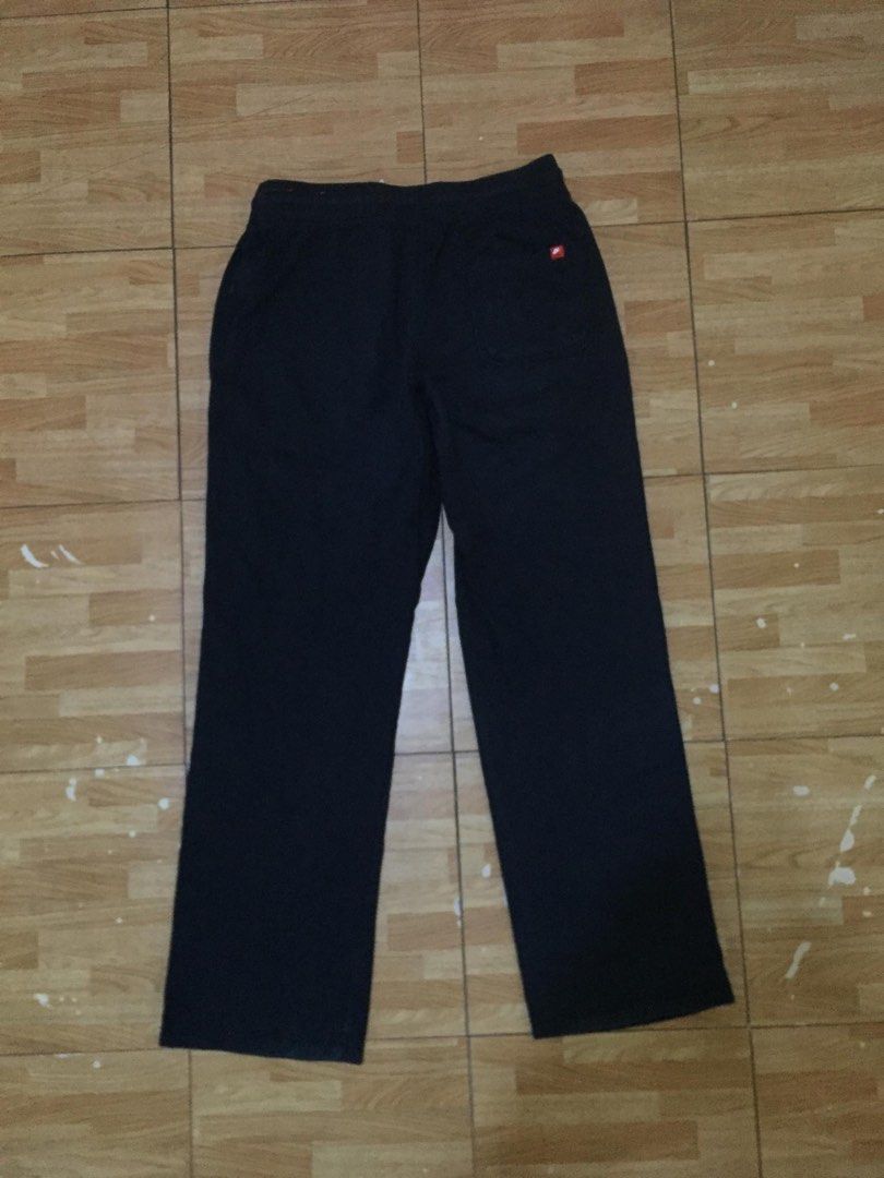 Nike Sweatpants Black (Category: Joggers) located in Manila. Submitted by a.stmngo (Listing ID 1470310206, Image 2). Description: Size Medium on tag Waist 28-32 inches Length 38.5 inches Thigh 9.5 inches Leg opening 8.5 inches Minimal Lints, needwash 📍Manage your expectation. Item is thrifted. 📍Nagcarlan, Laguna .