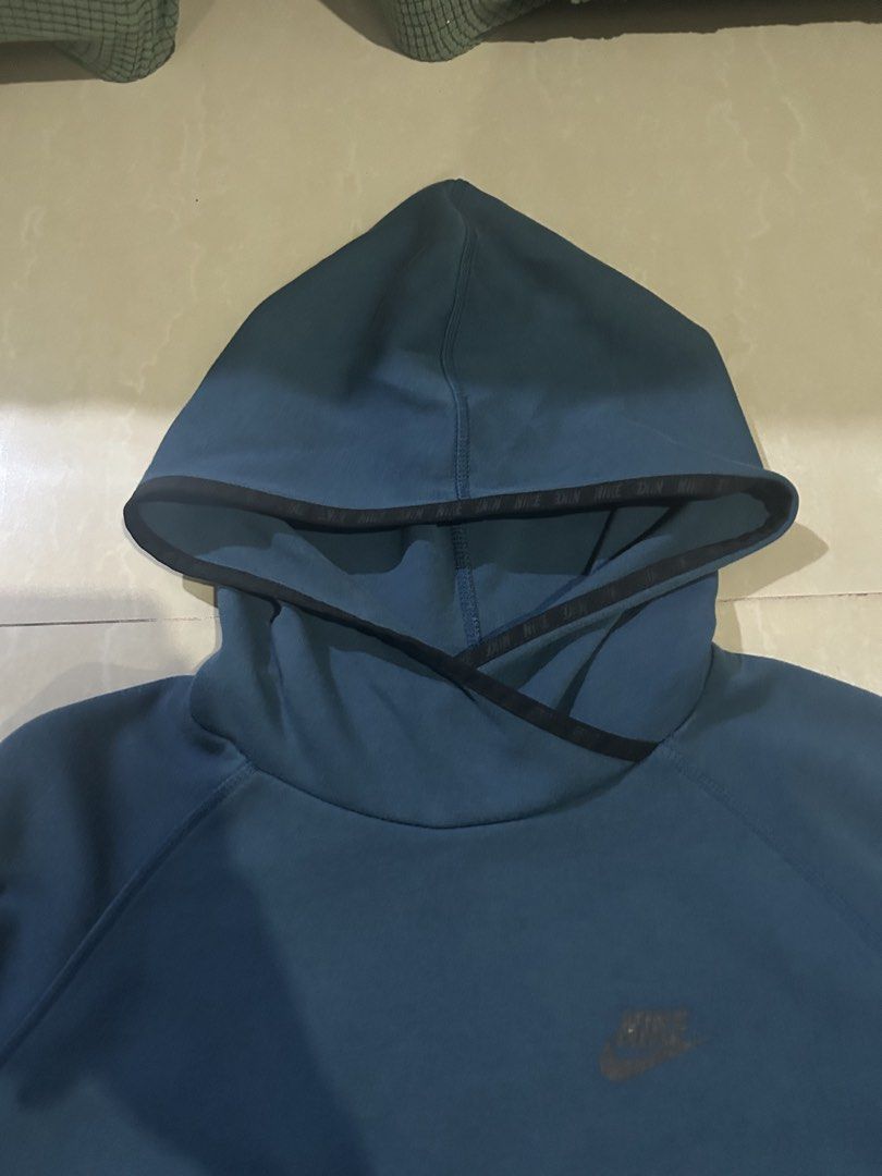 Nike Tech Fleece Hoodie Teal (Category: Coats, Jackets and Outerwear) located in San Fernando. Submitted by thrift_lang_ni_kim (Listing ID 1470315098, Image 3). Description: ⬇️ DETAILS ⬇️ Nike Tech Fleece Hoodie Teal DIMENSIONS (INCHES) Width:21 Length:22.5 Best fit: M to L (cropped fit) Color rate:8.5/10 Condition/Issue: Good condi/ minimal scratches Mine: ₱300 Minimum increment: ₱50 Already washed and ready to wear. 📌 Please check all photos c