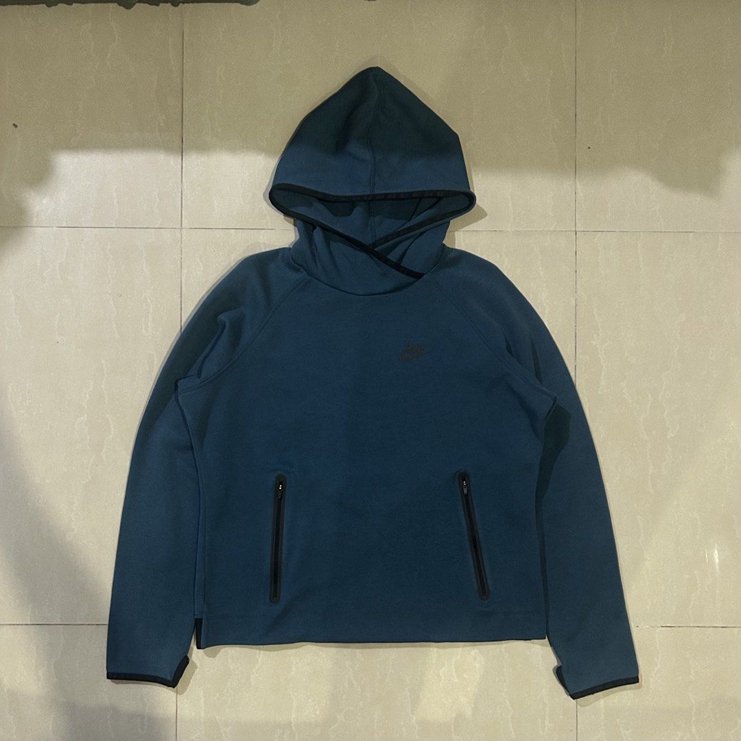 Nike Tech Fleece Hoodie Teal (Category: Coats, Jackets and Outerwear) located in San Fernando. Submitted by thrift_lang_ni_kim (Listing ID 1470315098, Image 1). Description: ⬇️ DETAILS ⬇️ Nike Tech Fleece Hoodie Teal DIMENSIONS (INCHES) Width:21 Length:22.5 Best fit: M to L (cropped fit) Color rate:8.5/10 Condition/Issue: Good condi/ minimal scratches Mine: ₱300 Minimum increment: ₱50 Already washed and ready to wear. 📌 Please check all photos c