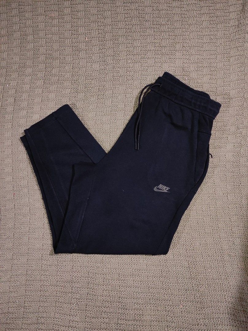 Nike Tech Fleece sweatpants (Category: Joggers) located in Las Pinas. Submitted by jeusmanlangit (Listing ID 1470285468, Image 1). Description: Nike Tech Fleece sweatpants SIZE: large on tag DIMES: W: 30-34 L: 39 NO ISSUE 600 PESOS LANG DM📩.