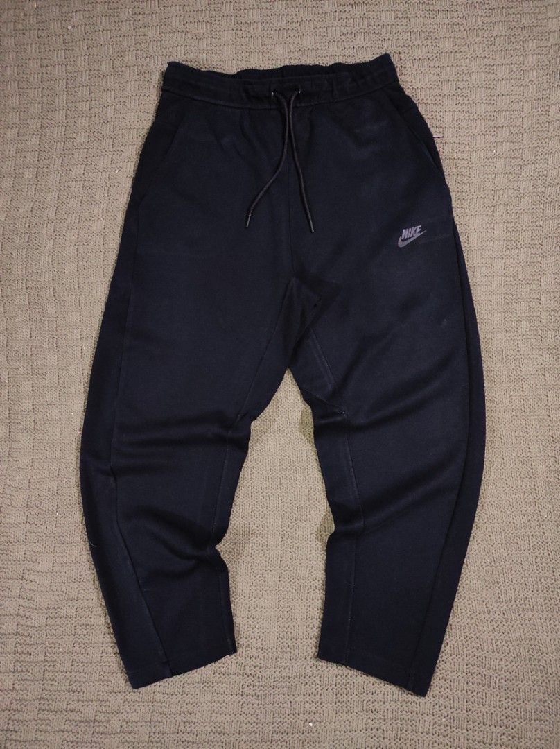 Nike Tech Fleece sweatpants (Category: Joggers) located in Las Pinas. Submitted by jeusmanlangit (Listing ID 1470285468, Image 2). Description: Nike Tech Fleece sweatpants SIZE: large on tag DIMES: W: 30-34 L: 39 NO ISSUE 600 PESOS LANG DM📩.