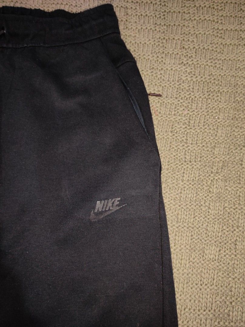 Nike Tech Fleece sweatpants (Category: Joggers) located in Las Pinas. Submitted by jeusmanlangit (Listing ID 1470285468, Image 3). Description: Nike Tech Fleece sweatpants SIZE: large on tag DIMES: W: 30-34 L: 39 NO ISSUE 600 PESOS LANG DM📩.