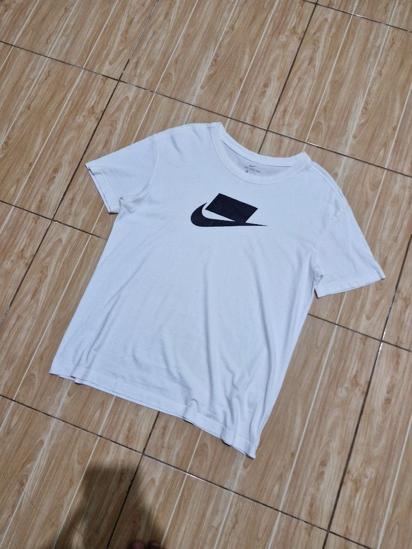 Nike Tee (Category: Tshirts & Polo Shirts ) located in Antipolo. Submitted by kentoy6666 (Listing ID 1470305759, Image 1). Description: .