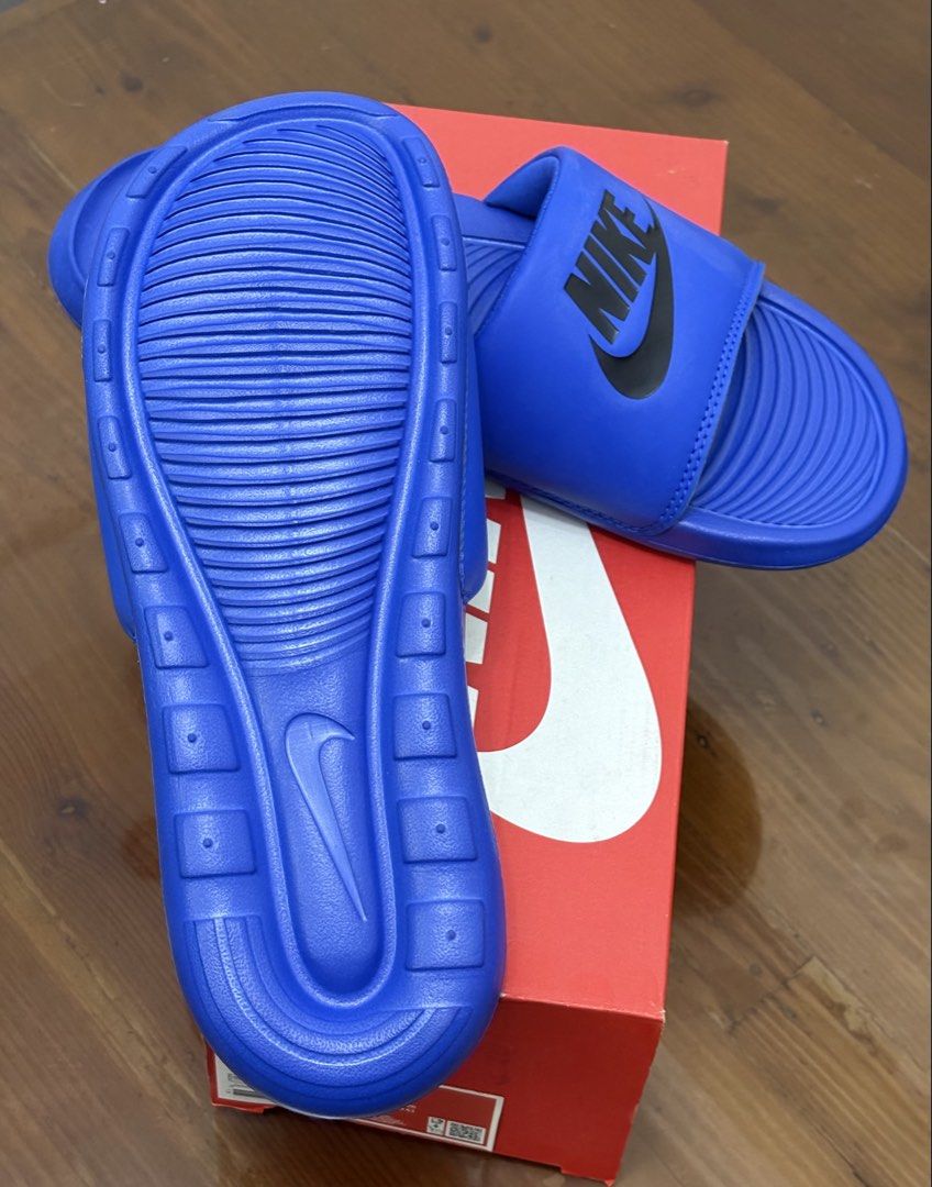 Nike Victori One Men's Slides US8 (Category: Slippers & Slides) located in Manila. Submitted by shoepatos4u (Listing ID 1470189746, Image 3). Description: Soft foam adds responsiveness and cushioning. Textured pattern on the contoured footbed adds grip to help your feet stay in place. Rolled edges on the padded strap create a smooth, comfortable feel. Wider strap provides additional space to help accommodate more sizes. Outsole pattern is designe