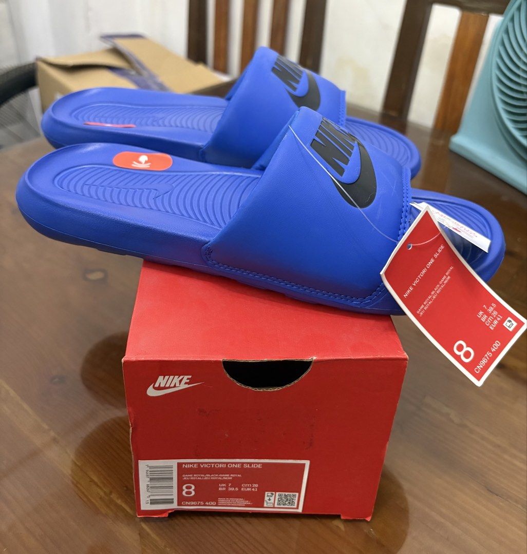 Nike Victori One Men's Slides US8 (Category: Slippers & Slides) located in Manila. Submitted by shoepatos4u (Listing ID 1470189746, Image 2). Description: Soft foam adds responsiveness and cushioning. Textured pattern on the contoured footbed adds grip to help your feet stay in place. Rolled edges on the padded strap create a smooth, comfortable feel. Wider strap provides additional space to help accommodate more sizes. Outsole pattern is designe