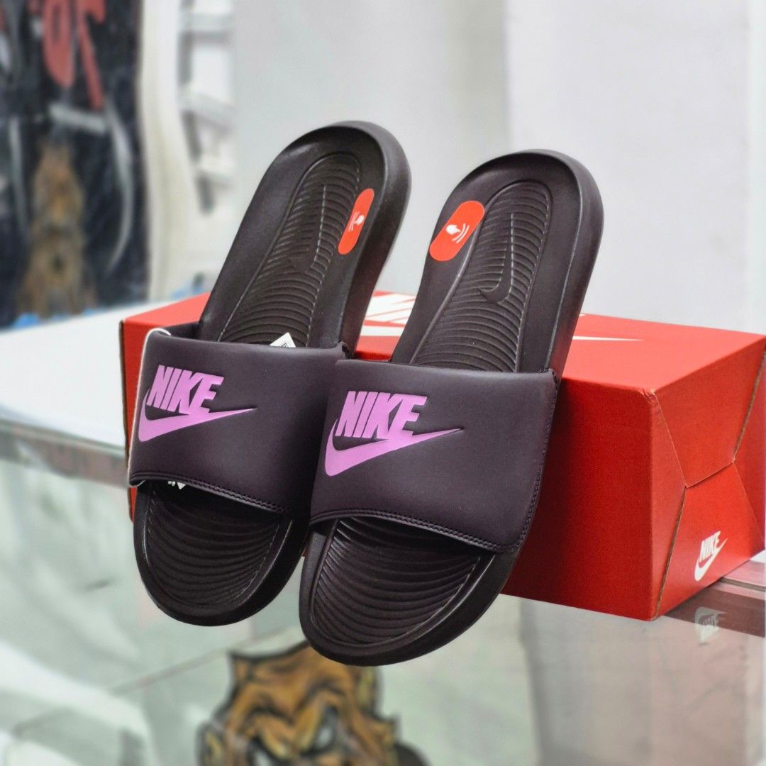 Nike Victory One Slide Burgundy Ash (Category: Slippers & Slides) located in Makati City. Submitted by _mrsale (Listing ID 1470142889, Image 2). Description: FOR SALE 🚨 Available today! Nike Victory One Slide Burgundy Ash ✅ Now ₱990 ONLY ✅ ❌ From ₱1,595 mall srp❌ Size Available: 9 US WOMENS / 8 US MENS Check the comment section for more details. Message us now 📩 #MrSale.