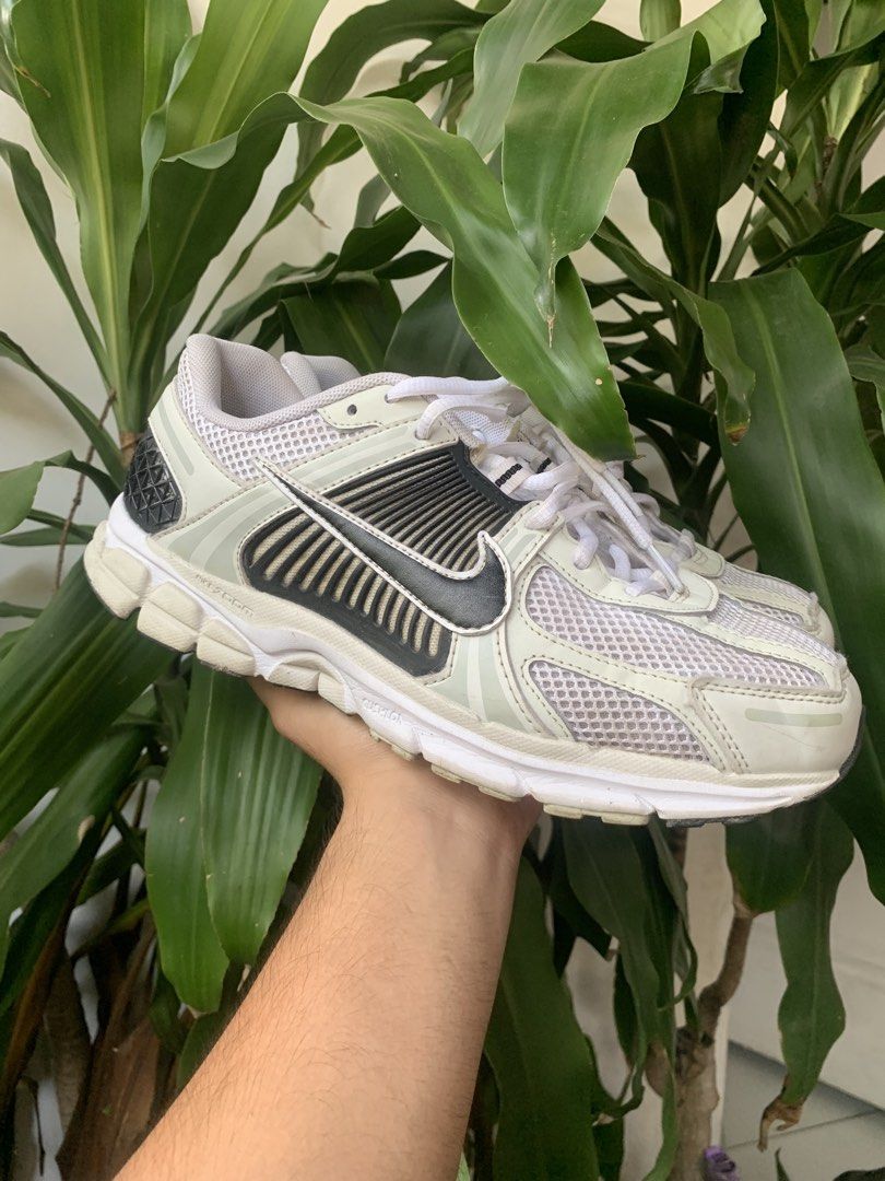 NIKE VOMERO 5 (Category: Sneakers) located in Davao. Submitted by darichqt (Listing ID 1470299138, Image 1). Description: US 10.
