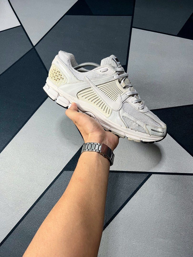 Nike Vomero 5 Vast Grey (Category: Casual Shoes) located in Butuan. Submitted by jacobfrost (Listing ID 1470283754, Image 1). Description: Size 10.5 us mens 44.5 eur 28.5 cm Still in excellent condition fixed mesh issue Authentic 999 plus sf Shipping nationwide.