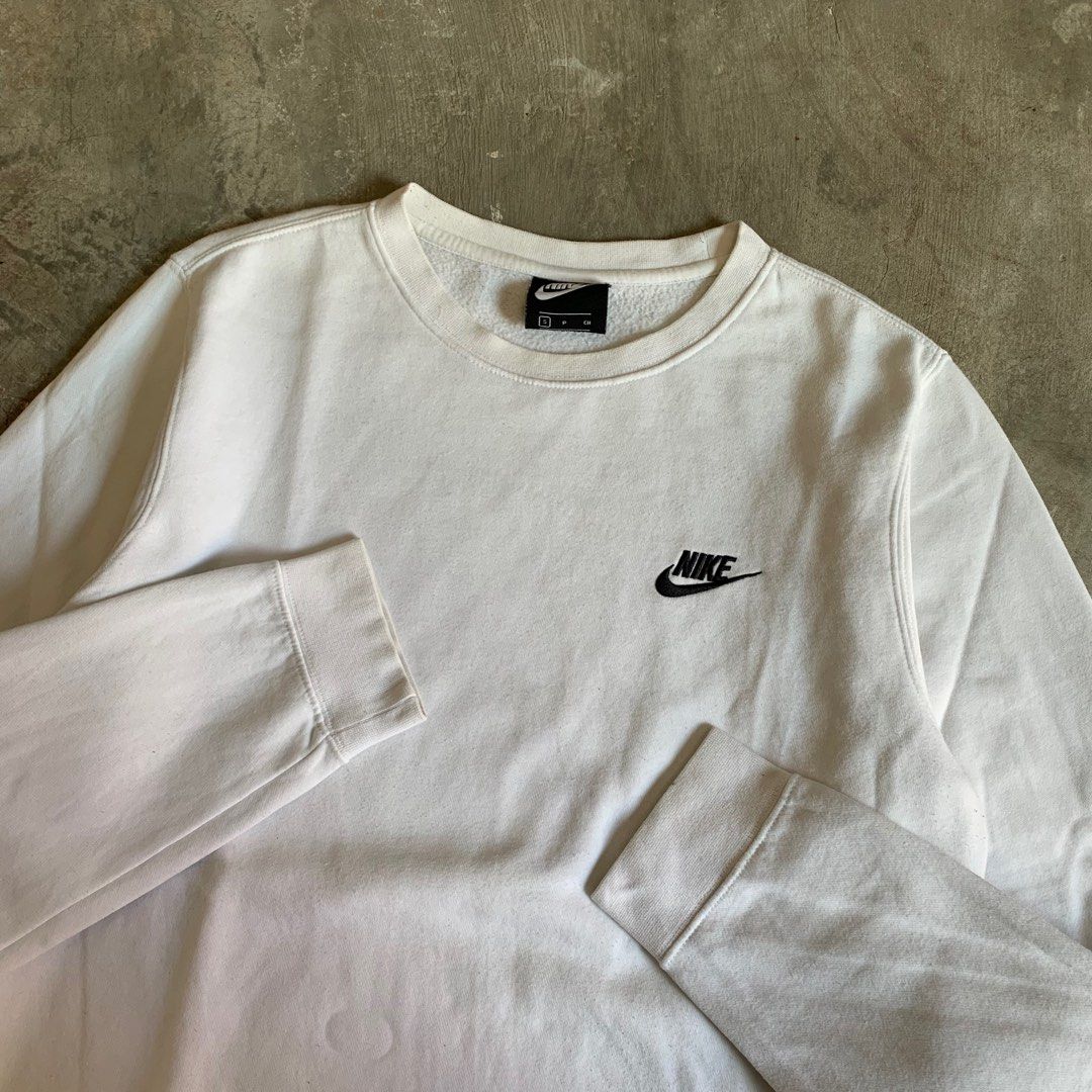 Nike White Sweatshirt Size S (Category: Coats, Jackets and Outerwear) located in Manila. Submitted by emplysthrift. (Listing ID 1470288069, Image 3). Description: Width "21 Length "26.5 Good Condition Colorrate: 9/10 Flaws: yellow stain needwash Unli vouchers/vc for safe transactions 📲 Location: Laspinas City, Metro Manila, Brngy Talon Uno. 📍 DM IF INTERESTED📥 - Brand: Nike - Color: White - Size: Small (S) - Design: Minimalist crewneck with sm
