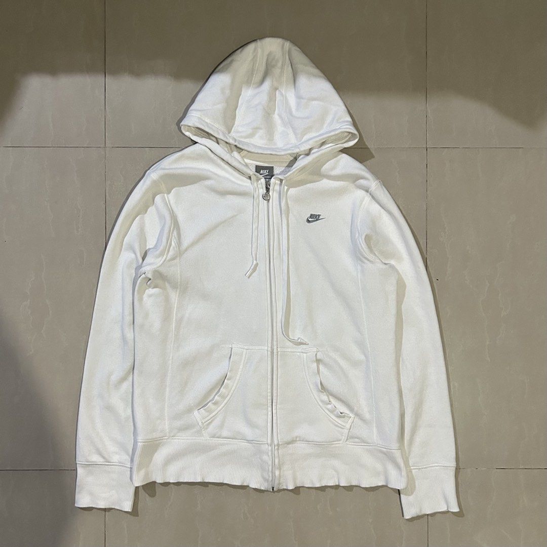 Nike White Zip-Up Hoodie (Category: Hoodies) located in San Fernando. Submitted by thrift_lang_ni_kim (Listing ID 1470324220, Image 1). Description: ⬇️ DETAILS ⬇️ Nike White Zip-Up Hoodie DIMENSIONS (INCHES) Width:20 Length:25 Best fit: S to M (short fit) Color rate:8.5/10 Condition/Issue: Sign of usage (ribbings) Mine: ₱300 Minimum increment: ₱50 Already washed and ready to wear. 📌 Please check all photos carefully for any flaws or issues. All 