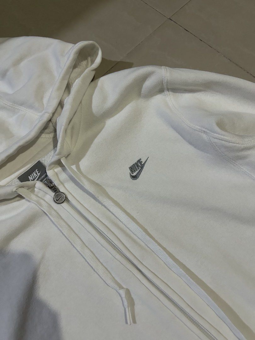 Nike White Zip-Up Hoodie (Category: Hoodies) located in San Fernando. Submitted by thrift_lang_ni_kim (Listing ID 1470324220, Image 3). Description: ⬇️ DETAILS ⬇️ Nike White Zip-Up Hoodie DIMENSIONS (INCHES) Width:20 Length:25 Best fit: S to M (short fit) Color rate:8.5/10 Condition/Issue: Sign of usage (ribbings) Mine: ₱300 Minimum increment: ₱50 Already washed and ready to wear. 📌 Please check all photos carefully for any flaws or issues. All 