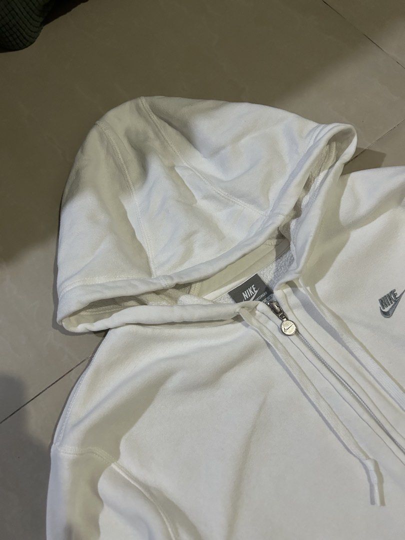 Nike White Zip-Up Hoodie (Category: Hoodies) located in San Fernando. Submitted by thrift_lang_ni_kim (Listing ID 1470324220, Image 2). Description: ⬇️ DETAILS ⬇️ Nike White Zip-Up Hoodie DIMENSIONS (INCHES) Width:20 Length:25 Best fit: S to M (short fit) Color rate:8.5/10 Condition/Issue: Sign of usage (ribbings) Mine: ₱300 Minimum increment: ₱50 Already washed and ready to wear. 📌 Please check all photos carefully for any flaws or issues. All 