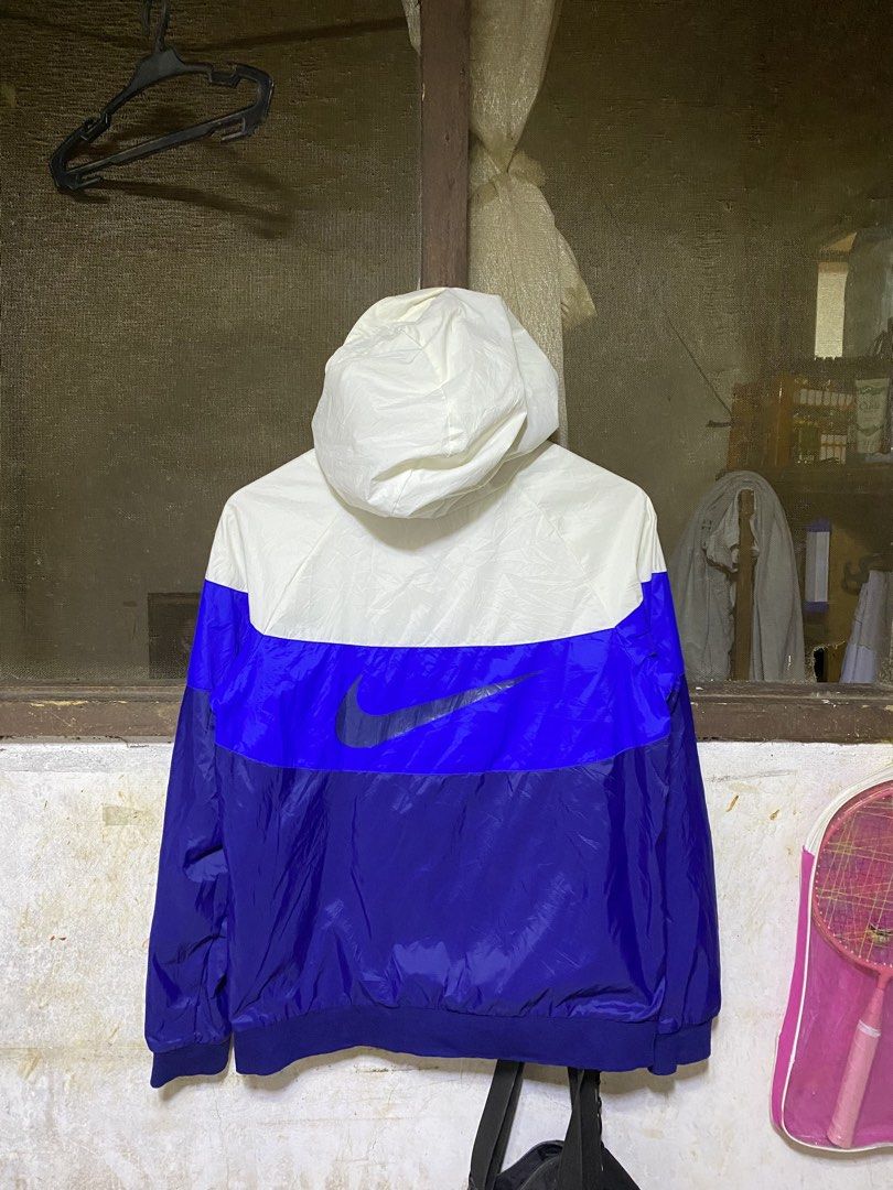 NIKE WINDBREAKER (Category: Coats, Jackets and Outerwear) located in Davao. Submitted by giegarments (Listing ID 1470345556, Image 2). Description: NIKE TRITONE WINDBREAKER SIZE:small best fit Dimes: 19x25 Issue:last 2 pics not visible No pinholes Masikip ribbings 9.7/10 color rate No crack print sa likod Very good condition Authentic Complete tags Good for hiking and running Price:700+shipping fee Unli vouch,vc for safety purposes🫶 Loc:davao ci