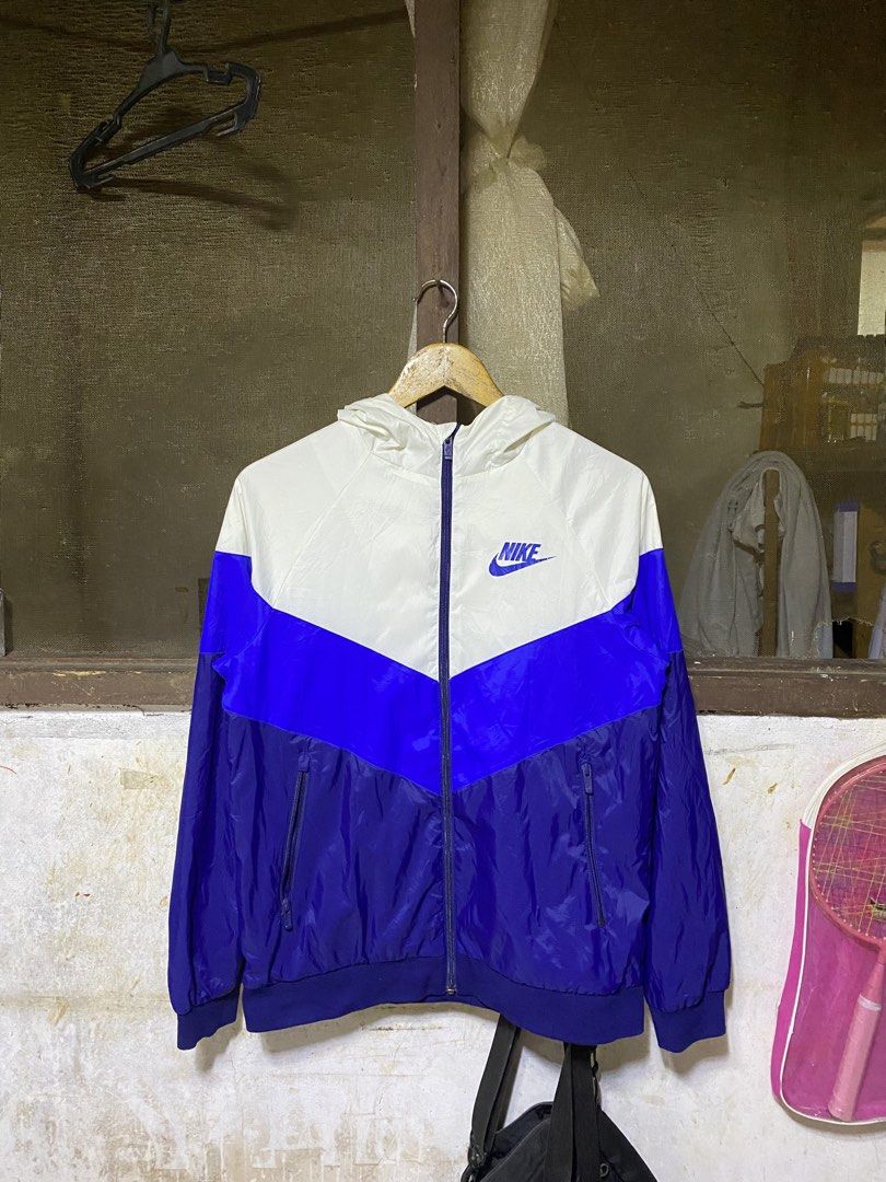 NIKE WINDBREAKER (Category: Coats, Jackets and Outerwear) located in Davao. Submitted by giegarments (Listing ID 1470345556, Image 1). Description: NIKE TRITONE WINDBREAKER SIZE:small best fit Dimes: 19x25 Issue:last 2 pics not visible No pinholes Masikip ribbings 9.7/10 color rate No crack print sa likod Very good condition Authentic Complete tags Good for hiking and running Price:700+shipping fee Unli vouch,vc for safety purposes🫶 Loc:davao ci