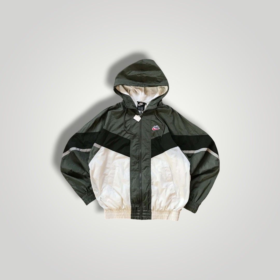Nike Windbreaker Tri-toned 💥 (Category: Coats, Jackets and Outerwear) located in Batangas. Submitted by adoboqt (Listing ID 1470167700, Image 1). Description: .