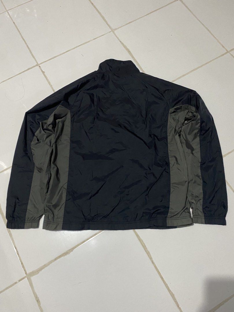 Nike Y2K Nylon Windbreaker (Category: Coats, Jackets and Outerwear) located in Manila. Submitted by ced.eyy (Listing ID 1470259723, Image 2). Description: Nike Y2K Nylon Windbreaker Size: Large Measurements: W 23” x L 27” Condition: Excellent Location: Calamba, Laguna DM to purchase. 📩 Tia..