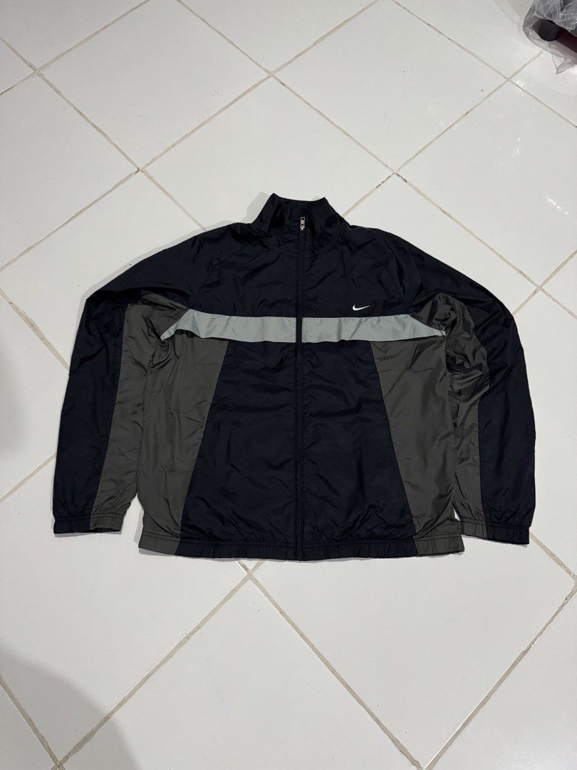 Nike Y2K Nylon Windbreaker (Category: Coats, Jackets and Outerwear) located in Manila. Submitted by ced.eyy (Listing ID 1470259723, Image 1). Description: Nike Y2K Nylon Windbreaker Size: Large Measurements: W 23” x L 27” Condition: Excellent Location: Calamba, Laguna DM to purchase. 📩 Tia..