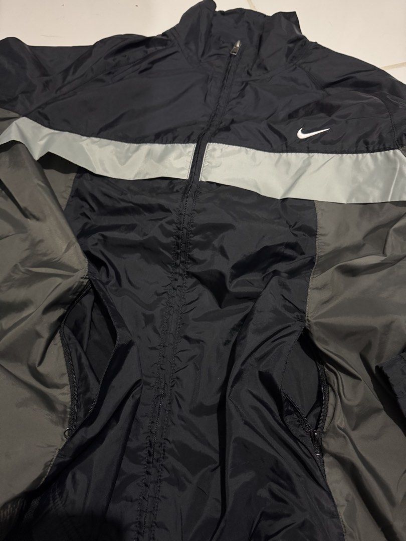 Nike Y2K Nylon Windbreaker (Category: Coats, Jackets and Outerwear) located in Manila. Submitted by ced.eyy (Listing ID 1470259723, Image 3). Description: Nike Y2K Nylon Windbreaker Size: Large Measurements: W 23” x L 27” Condition: Excellent Location: Calamba, Laguna DM to purchase. 📩 Tia..