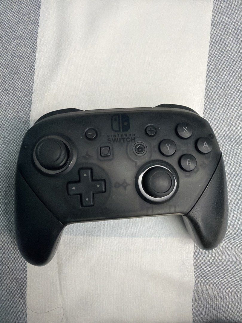 Nintendo Switch Pro Controller （分類：手掣）位於 Hong Kong。 由 corginemo 提交（商品編號 1470309621，圖片 1）。簡介： Official Nintendo Switch wireless pro controller in black. Standard button layout with dual analog sticks and d-pad. Works great for tabletop and TV gaming modes. Standard grips fit comfortably in hands during long sessions.。