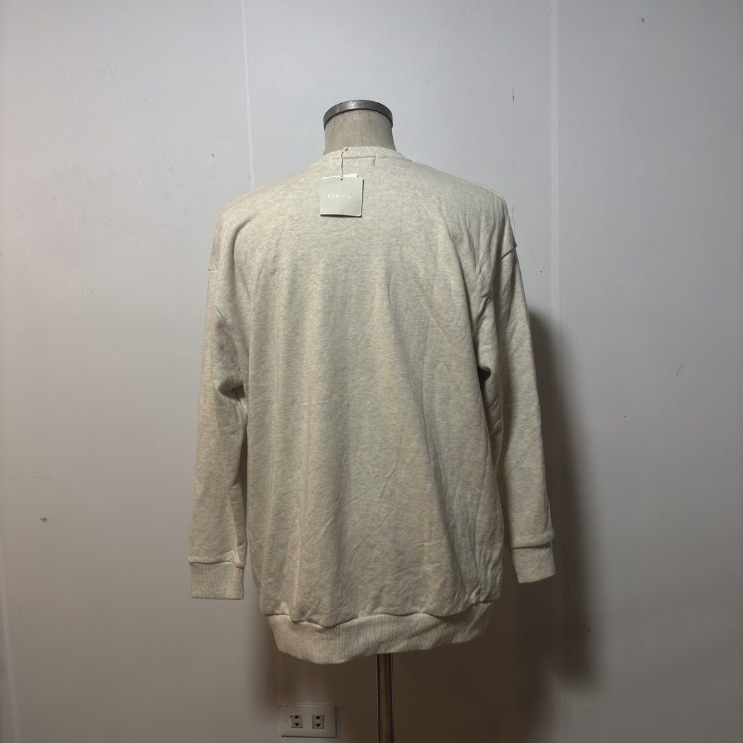 Né-Net oversized graphic Nya sweatshirt (Category: Coats, Jackets and Outerwear) located in Baguio. Submitted by jimbles_28 (Listing ID 1470265371, Image 2). Description: tagged size 2 Brand new w/tags Made in Japan Shoulder 24 inches Width(pit to pit) 25.5 inches Sleeve length 20.5 inches Front length 29 inches .
