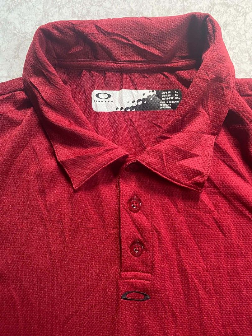 Oakley 2000s Textured Golf Polo Shirt (Category: Tshirts & Polo Shirts ) located in Laur. Submitted by itzeco999 (Listing ID 1470182957, Image 2). Description: Oakley 2000s Textured Golf Polo Shirt no issue 599 plus ship Nueva Ecija loc 📍 #salemate.