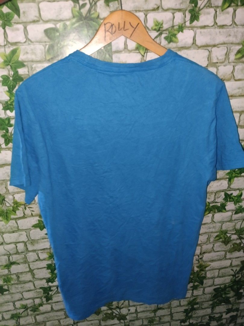 Oakley Blue Graphic Tee Size M (Category: Tshirts & Polo Shirts ) located in Carcar. Submitted by rolandobac92675 (Listing ID 1470268526, Image 3). Description: - Brand: Oakley - Color: Bright blue with a multi-layer yellow and blue graphic logo - Size: Medium - Fit: Regular fit with a comfortable crew neck - Origin: Made in Honduras - Condition: Clean fabric, short sleeves, ready to wear.