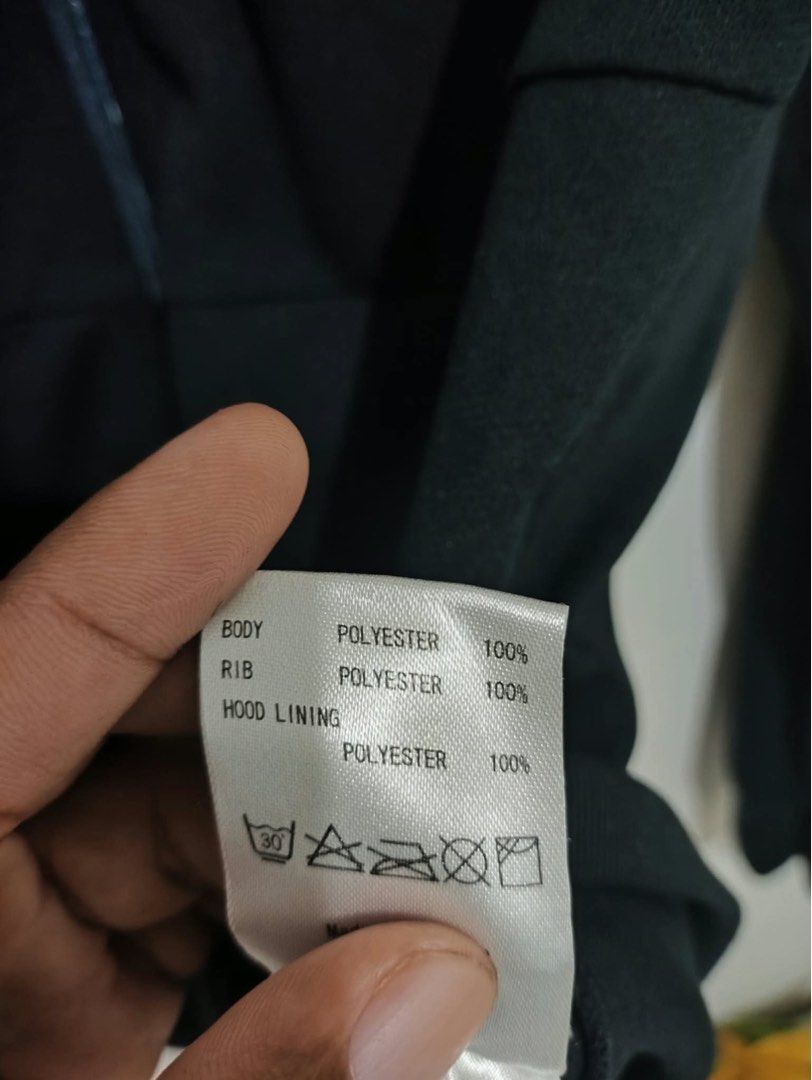 Oakley jacket embroidered logo (Category: Coats, Jackets and Outerwear) located in General Trias. Submitted by luxfinds2019 (Listing ID 1470170550, Image 3). Description: Oakley jacket 1499 shipped Large 21by27.5 Embroidered logo Asnew 💯 polyster No issue Pm.